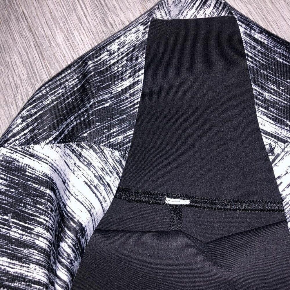 Lululemon Women’s Size 4 Hot To Street Crop Capri Black White Athletica Leggings - Picture 4 of 11